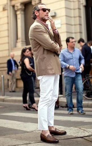 Модный лук: светло-коричневый пиджак, бело-красная классическая рубашка в мелкую клетку, белые брюки чинос, коричневые кожаные лоферы