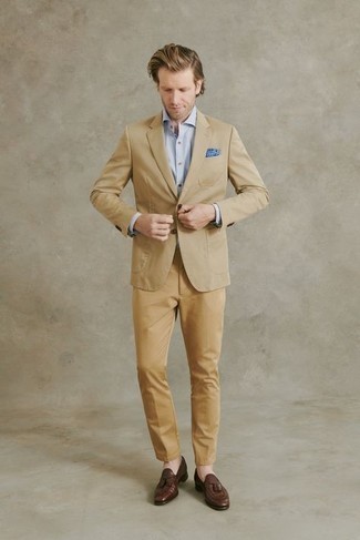 Какие классические рубашки носить с светло-коричневым пиджаком мужчине лето в стиле смарт-кэжуал: Дуэт светло-коричневого пиджака и классической рубашки выглядит отменно, согласен? Хотел бы сделать образ немного строже? Тогда в качестве обуви к этому образу, стоит выбрать коричневые кожаные лоферы с кисточками. Такое сочетание вещей обеспечивает тебе комфорт в знойную погоду и уверенность в том, что ты выглядишь на все сто.