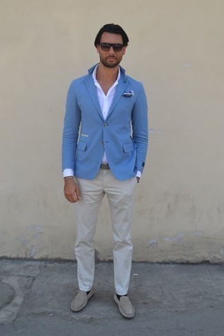 Модный лук: голубой пиджак, белая классическая рубашка, серые брюки чинос, серые замшевые лоферы
