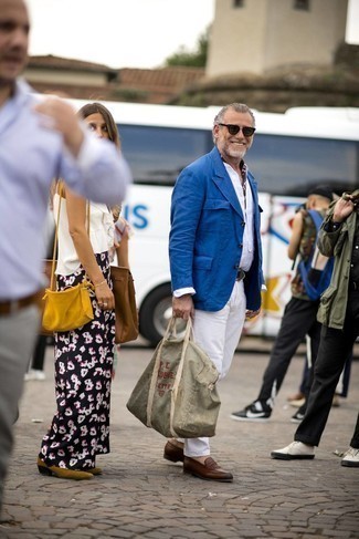 С чем носить большую сумку за 50 лет мужчине лето в стиле смарт-кэжуал: Синий хлопковый пиджак и большая сумка — выбор мужчин, которые постоянно в движении. Если ты любишь смелые настроения в своих ансамблях, закончи этот коричневыми кожаными лоферами. Однозначно, подобный лук как нельзя лучше подойдет для жаркой погоды.