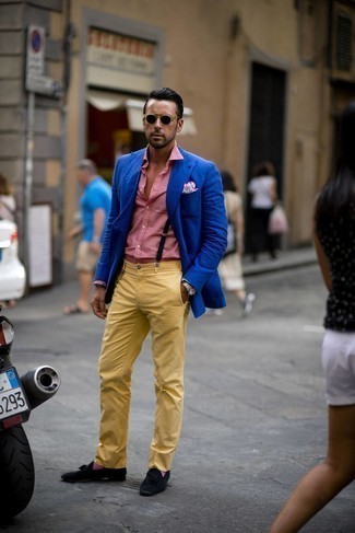 Модный лук: синий пиджак, розовая классическая рубашка, желтые брюки чинос, черные замшевые лоферы с кисточками