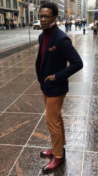 С чем носить зелено-желтые носки в 30 лет мужчине в стиле смарт-кэжуал: Если в одежде ты делаешь ставку на комфорт и практичность, темно-синий пиджак и зелено-желтые носки — отличный вариант для стильного повседневного мужского образа. Теперь почему бы не привнести в повседневный лук толику изысканности с помощью темно-красных кожаных оксфордов?