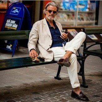 С чем носить пиджак за 50 лет мужчине: Пиджак и белые брюки чинос — must have вещи в арсенале мужчин с превосходным вкусом в одежде. Хотел бы добавить сюда нотку изысканности? Тогда в качестве обуви к этому образу, стоит выбрать темно-коричневые кожаные лоферы.