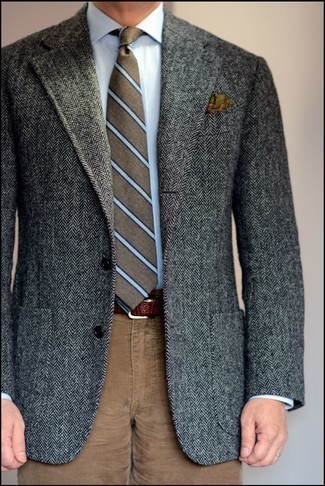 С чем носить коричневый галстук в горизонтальную полоску мужчине весна: Дуэт темно-серого шерстяного пиджака с узором "в ёлочку" и коричневого галстука в горизонтальную полоску выглядит очень привлекательно и элегантно. Такой весенний лук несомненно будет по душе самому искушенному денди.