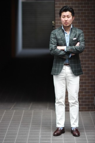 С чем носить темно-зеленый пиджак в шотландскую клетку в 30 лет мужчине в теплую погоду в стиле смарт-кэжуал: Нравится выглядеть дорого? Тогда образ из темно-зеленого пиджака в шотландскую клетку и белых брюк чинос - это то, что тебе нужно. Любишь эксперименты? Заверши лук темно-коричневыми кожаными лоферами.