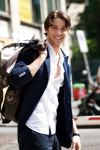 С чем носить бело-черную дорожную сумку в 30 лет мужчине: Если ты наметил себе насыщенный день, сочетание темно-синего пиджака и бело-черной дорожной сумки позволит создать практичный лук в повседневном стиле.