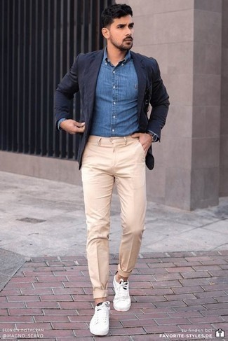 С чем носить синюю классическую рубашку из шамбре мужчине лето: Синяя классическая рубашка из шамбре и бежевые брюки чинос — хороший выбор для приверженцев стиля smart casual. Ты можешь легко приспособить такой ансамбль к повседневным реалиям, надев бело-черными низкими кедами из плотной ткани. В таком ансамбле тебе будет максимально комфортно, когда термометры начинают показывать более теплую температуру.