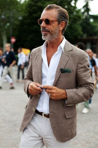 С чем носить коричневую куртку за 60 лет мужчине лето в стиле смарт-кэжуал: Коричневая куртка в сочетании с бежевыми брюками чинос позволит составить стильный, но в то же время мужественный образ. Как по нам, так это замечательный выбор для жаркой погоды.