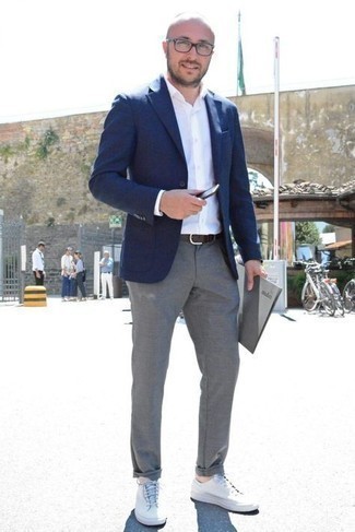 Какие низкие кеды носить с темно-сине-белым пиджаком в 30 лет мужчине: Любителям стиля смарт кэжуал придется по душе сочетание темно-сине-белого пиджака и серых брюк чинос. Дерзкие парни дополнят образ низкими кедами.