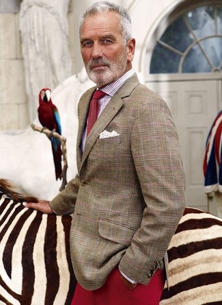 С чем носить нагрудный платок за 60 лет: Если ты делаешь ставку на комфорт и функциональность, светло-коричневый пиджак в шотландскую клетку и нагрудный платок — прекрасный выбор для стильного повседневного мужского образа.