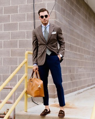 Какие лоферы носить с коричневым пиджаком в 30 лет мужчине: Коричневый пиджак в паре с темно-синими брюками чинос позволит составить стильный, но в то же время мужественный лук. Любишь эксперименты? Заверши ансамбль лоферами.