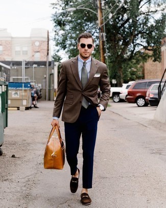 С чем носить дорожную сумку мужчине: Коричневый пиджак и дорожная сумка — отличная формула для создания приятного и практичного лука. Любишь экспериментировать? Заверши лук темно-коричневыми замшевыми лоферами.