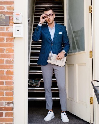 С чем носить темно-сине-белый пиджак в вертикальную полоску мужчине: Если ты из той когорты джентльменов, которые разбираются в моде, тебе подойдет образ из темно-сине-белого пиджака в вертикальную полоску и серых брюк чинос. Если тебе нравится поэкспериментировать, на ноги можно надеть бело-темно-синие кожаные низкие кеды.