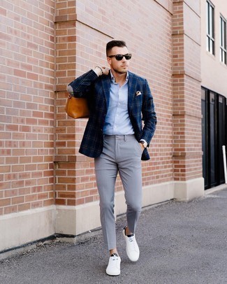 С чем носить темно-синий шерстяной пиджак мужчине в стиле смарт-кэжуал: Темно-синий шерстяной пиджак в паре с серыми брюками чинос — прекрасный пример привлекательного офисного стиля для парней. Заверши образ бело-темно-синими кожаными низкими кедами, если не хочешь, чтобы он получился слишком отполированным.