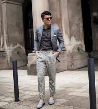 Какие брюки чинос носить с серыми лоферами в 30 лет в теплую погоду: Серый пиджак и брюки чинос — великолепный вариант для создания мужского образа в стиле элегантной повседневности. В сочетании с серыми лоферами такой образ выглядит особенно выгодно.