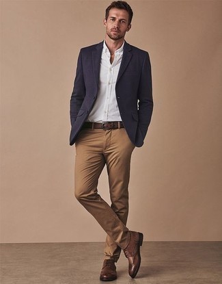 Какие броги носить с темно-синим пиджаком в 30 лет: Темно-синий пиджак в паре с коричневыми брюками чинос — незаезженный лук для мужчин, работающих в офисе. Любишь экспериментировать? Заверши образ брогами.