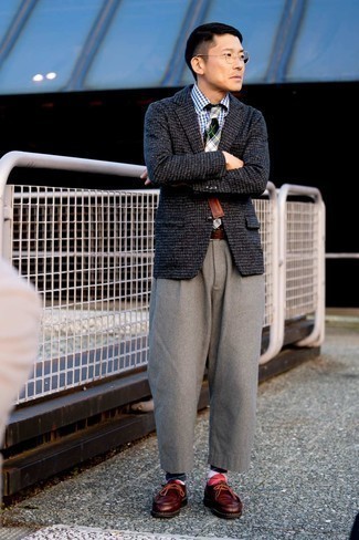 С чем носить темно-серый пиджак с узором "гусиные лапки" в 30 лет мужчине в стиле смарт-кэжуал: Образ из темно-серого пиджака с узором "гусиные лапки" и серых брюк чинос — превосходный пример современного городского стиля. В сочетании с этим луком наиболее уместно смотрятся темно-коричневые кожаные ботинки дезерты.