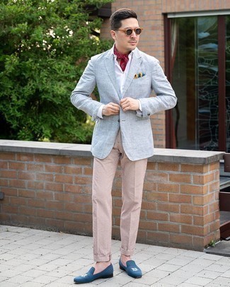Как носить серый пиджак с розовыми брюками чинос лето: Серый пиджак и розовые брюки чинос помогут составить гармоничный стильный образ. Теперь почему бы не привнести в этот ансамбль на каждый день чуточку консерватизма с помощью темно-синих лоферов из плотной ткани с вышивкой? В таком ансамбле будет очень комфортно, если за окном мучительная жара.