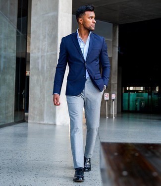 С чем носить темно-синие кожаные лоферы мужчине: Темно-синий пиджак в паре с серыми брюками чинос — необыденный выбор для работы в офисе. Сбалансировать лук и добавить в него толику классики помогут темно-синие кожаные лоферы.