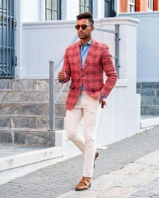 Как носить брюки чинос с монками с двумя ремешками в 30 лет: Красный пиджак в шотландскую клетку и брюки чинос — прекрасный выбор для воплощения мужского ансамбля в стиле элегантной повседневности. Опасаешься выглядеть несолидно? Заверши этот лук монками с двумя ремешками.
