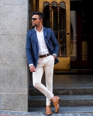 Как носить белую классическую рубашку с темно-синим пиджаком в 30 лет мужчине в теплую погоду: Комбо из темно-синего пиджака и белой классической рубашки — прекрасный пример элегантного стиля. В паре с этим образом прекрасно выглядят коричневые кожаные монки с двумя ремешками.