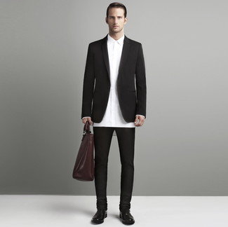 Модный лук: темно-коричневый пиджак, белая классическая рубашка, темно-коричневые брюки чинос, темно-коричневые кожаные оксфорды