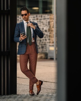 С чем носить темно-зеленый галстук в 30 лет мужчине лето: Темно-синий пиджак в шотландскую клетку в сочетании с темно-зеленым галстуком поможет составить стильный и мужественный лук. Что до обуви, коричневые кожаные монки с двумя ремешками — наиболее выигрышный вариант. Подобный лук обязательно придется тебе по вкусу в жаркие солнечные деньки.