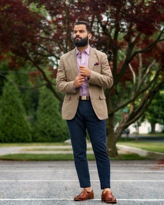 Какие классические рубашки носить с светло-коричневым пиджаком в 30 лет мужчине в теплую погоду: Светло-коричневый пиджак и классическая рубашка — отличный вариант для поклонников дресс-кода смарт-кэжуал. Что до обуви, коричневые кожаные лоферы — самый удачный вариант.