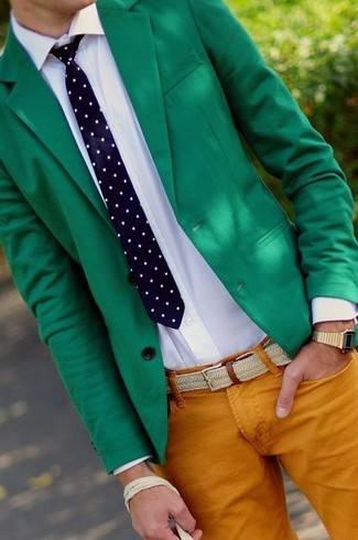 С чем носить желтые брюки чинос в теплую погоду: Зеленый пиджак и желтые брюки чинос помогут создать необычный мужской образ для рабочего дня в офисе.