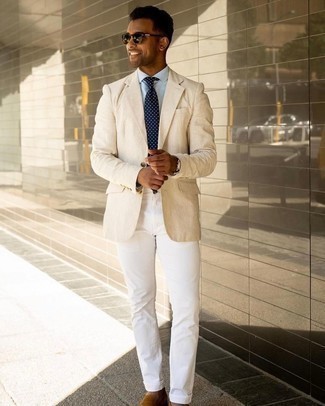 Какие лоферы носить с бирюзовой классической рубашкой мужчине: Бирюзовая классическая рубашка и белые брюки чинос позволят создать незаезженный мужской лук для работы в офисе. Весьма неплохо здесь смотрятся лоферы.