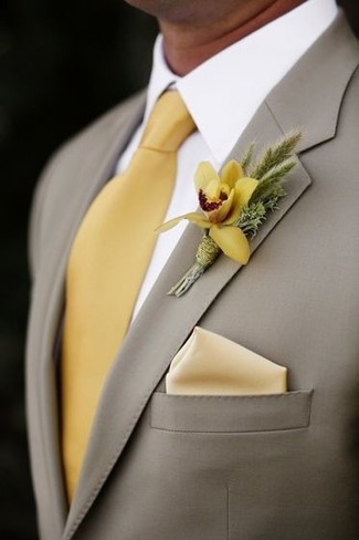 С чем носить оранжевый галстук мужчине в деловом стиле: Комбо из серого пиджака и оранжевого галстука поможет создать выразительный мужской образ.