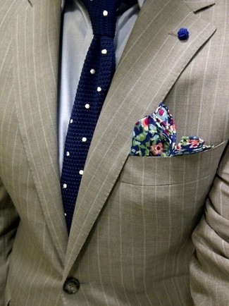 Модный лук: светло-коричневый пиджак в вертикальную полоску, серая классическая рубашка, темно-сине-белый галстук в горошек, темно-синий нагрудный платок с цветочным принтом