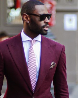 С чем носить ярко-розовый галстук мужчине в деловом стиле: Несмотря на то, что этот лук весьма классический, дуэт темно-красного пиджака и ярко-розового галстука всегда будет по душе джентльменам, покоряя при этом сердца прекрасных дам.
