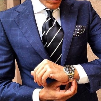 С чем носить черный галстук в вертикальную полоску мужчине в теплую погоду: Для воплощения изысканного мужского вечернего лука прекрасно подойдет синий пиджак в клетку и черный галстук в вертикальную полоску.