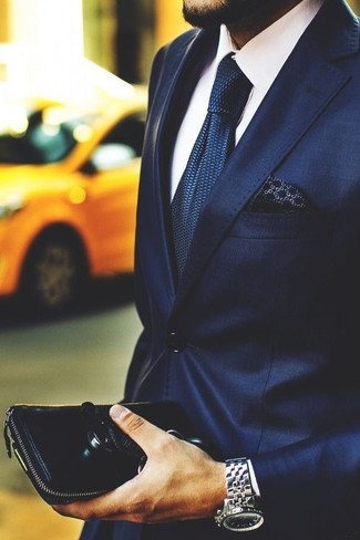 С чем носить синий нагрудный платок с принтом в 30 лет лето: Если ты делаешь ставку на удобство и функциональность, темно-синий пиджак и синий нагрудный платок с принтом — превосходный вариант для расслабленного повседневного мужского образа. Такой лук выглядит по-летнему стильно.