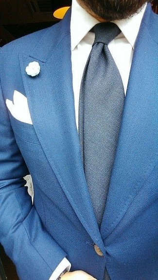 С чем носить мужскую брошь в деловом стиле: Сочетание синего пиджака и мужской броши - самый простой из возможных ансамблей для активного выходного дня.