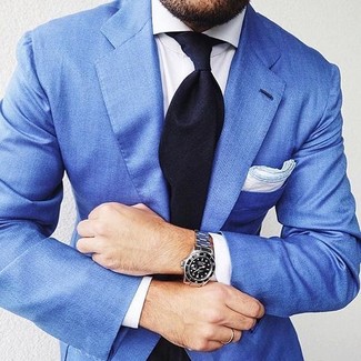 Модный лук: синий пиджак, белая классическая рубашка, темно-синий галстук, белый нагрудный платок