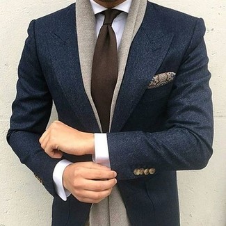 С чем носить темно-серый шарф мужчине в деловом стиле: Если этот день тебе предстоит провести в движении, сочетание темно-синего шерстяного пиджака и темно-серого шарфа поможет составить комфортный ансамбль в непринужденном стиле.