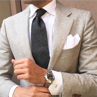 С чем носить темно-серый галстук в 30 лет мужчине в деловом стиле: Несмотря на то, что этот лук выглядит довольно-таки выдержанно, сочетание бежевого шерстяного пиджака и темно-серого галстука неизменно нравится стильным мужчинам, неизменно покоряя при этом сердца женщин.