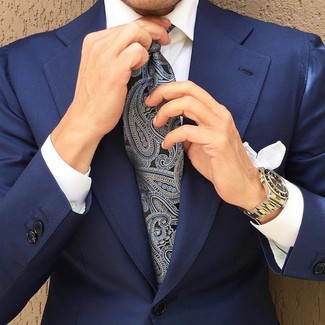 С чем носить черный галстук с "огурцами" мужчине: Любой джентльмен будет выглядеть превосходно в темно-синем пиджаке и черном галстуке с "огурцами".