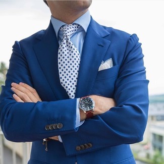 С чем носить темно-красные кожаные часы в 30 лет мужчине в стиле смарт-кэжуал: Если ты ценишь удобство и функциональность, синий пиджак и темно-красные кожаные часы — прекрасный выбор для расслабленного повседневного мужского ансамбля.
