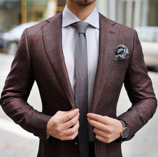С чем носить серый вязаный галстук мужчине в стиле смарт-кэжуал: Темно-красный пиджак в шотландскую клетку и серый вязаный галстук — чудесный пример строгого мужского стиля в одежде.