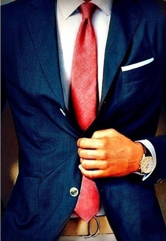 С чем носить красный галстук мужчине: Темно-синий пиджак в паре с красным галстуком поможет создать модный и мужественный лук.