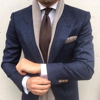 С чем носить темно-синий шерстяной пиджак в 30 лет мужчине в деловом стиле: Темно-синий шерстяной пиджак и белая классическая рубашка помогут создать утонченный мужской образ.