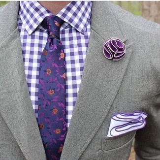 С чем носить пурпурный галстук с цветочным принтом мужчине в теплую погоду: Сочетание серого пиджака и пурпурного галстука с цветочным принтом позволит примерить на себя строгий деловой стиль.