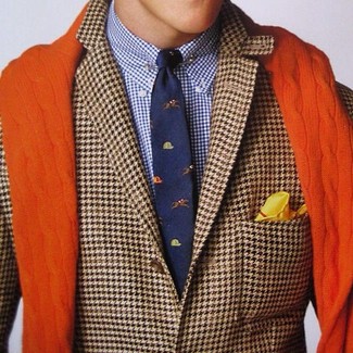 С чем носить горчичный шарф в 30 лет мужчине: Коричневый пиджак с узором "гусиные лапки" и горчичный шарф — прекрасный лук для веселого выходного дня.