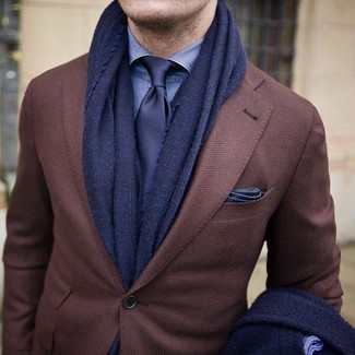 С чем носить темно-коричневый шерстяной пиджак мужчине в деловом стиле: Комбо из темно-коричневого шерстяного пиджака и синей классической рубашки из шамбре поможет создать модный и мужественный лук.
