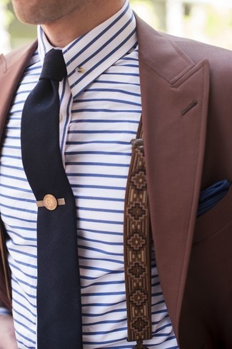 С чем носить бело-синюю классическую рубашку в горизонтальную полоску мужчине в теплую погоду в стиле смарт-кэжуал: Комбо из бело-синей классической рубашки в горизонтальную полоску и темно-красного пиджака — необычный лук для офиса.