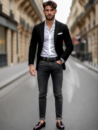 Модный мужской лук: черный пиджак, белая классическая рубашка, темно-серые джинсы, темно-коричневые кожаные лоферы
