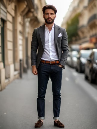 Модный мужской лук: серый шерстяной пиджак, белая классическая рубашка, темно-синие джинсы, темно-коричневые замшевые лоферы с кисточками